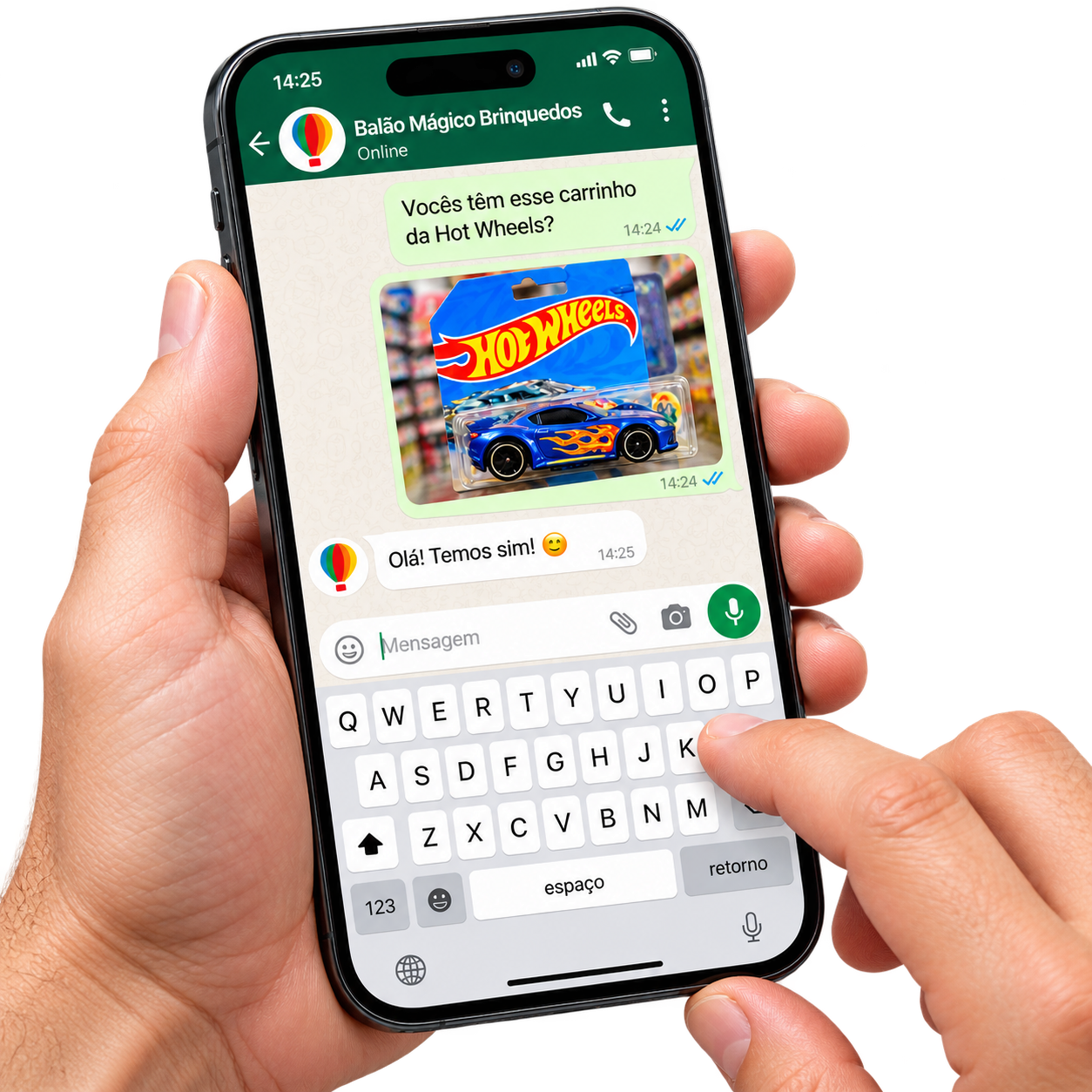 Mãos segurando celular com conversa pelo WhatsApp da Balão Mágico Brinquedos sobre carrinho Hot Wheels